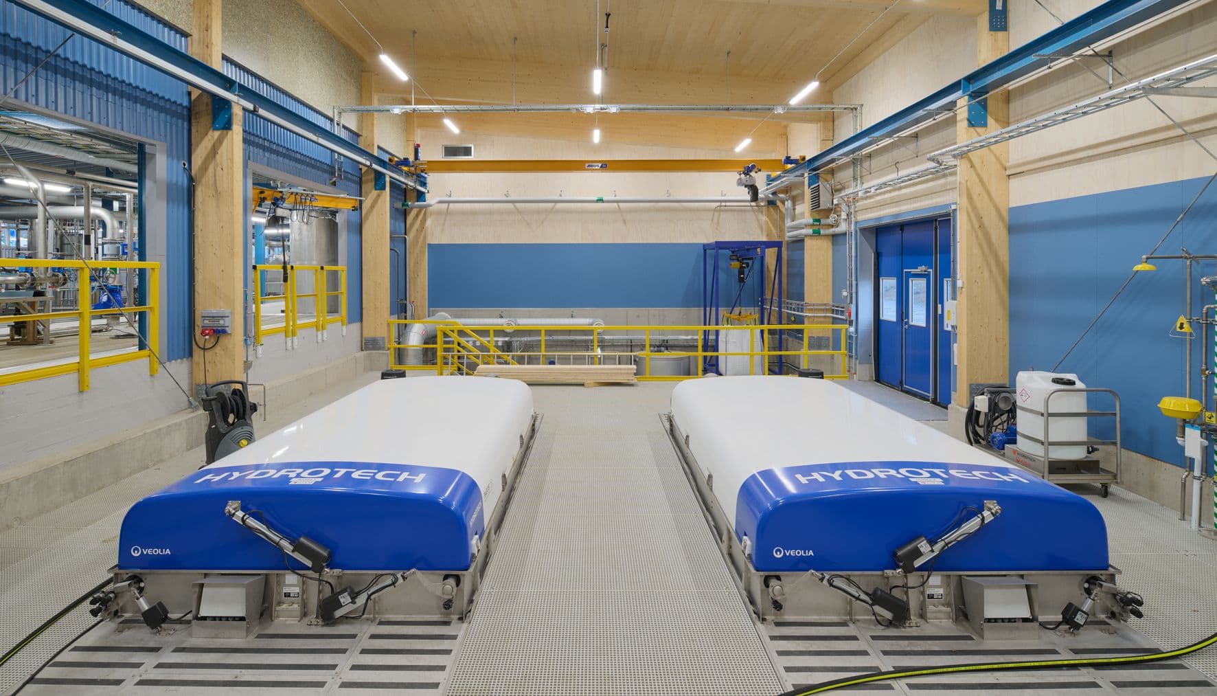 Bassäng, reningssteg inuti avloppsreningsverk byggt i trä