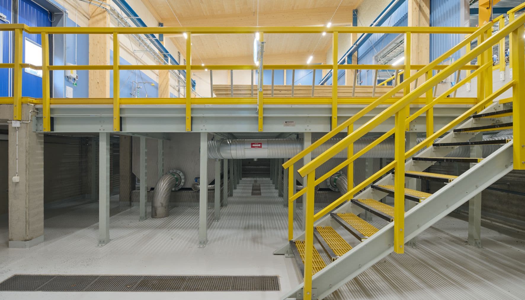 Detalj gul trappa inuti avloppsreningsverk byggt i trä
