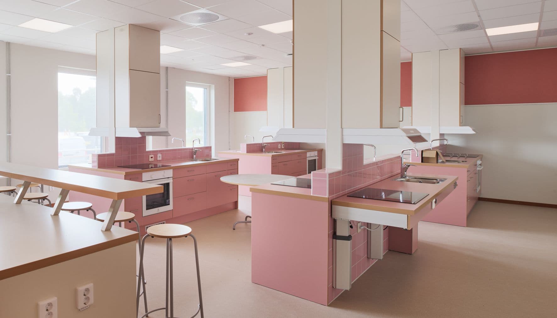 BIld på ämnessal med arbetsstationer i rosa färg. 