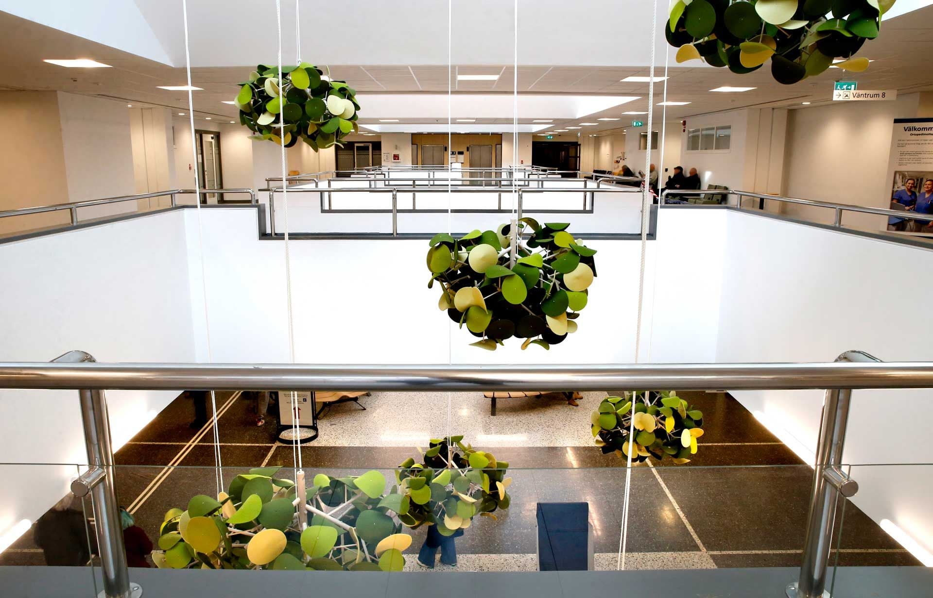 Utsmyckat atrium med konstnärliga lampor
