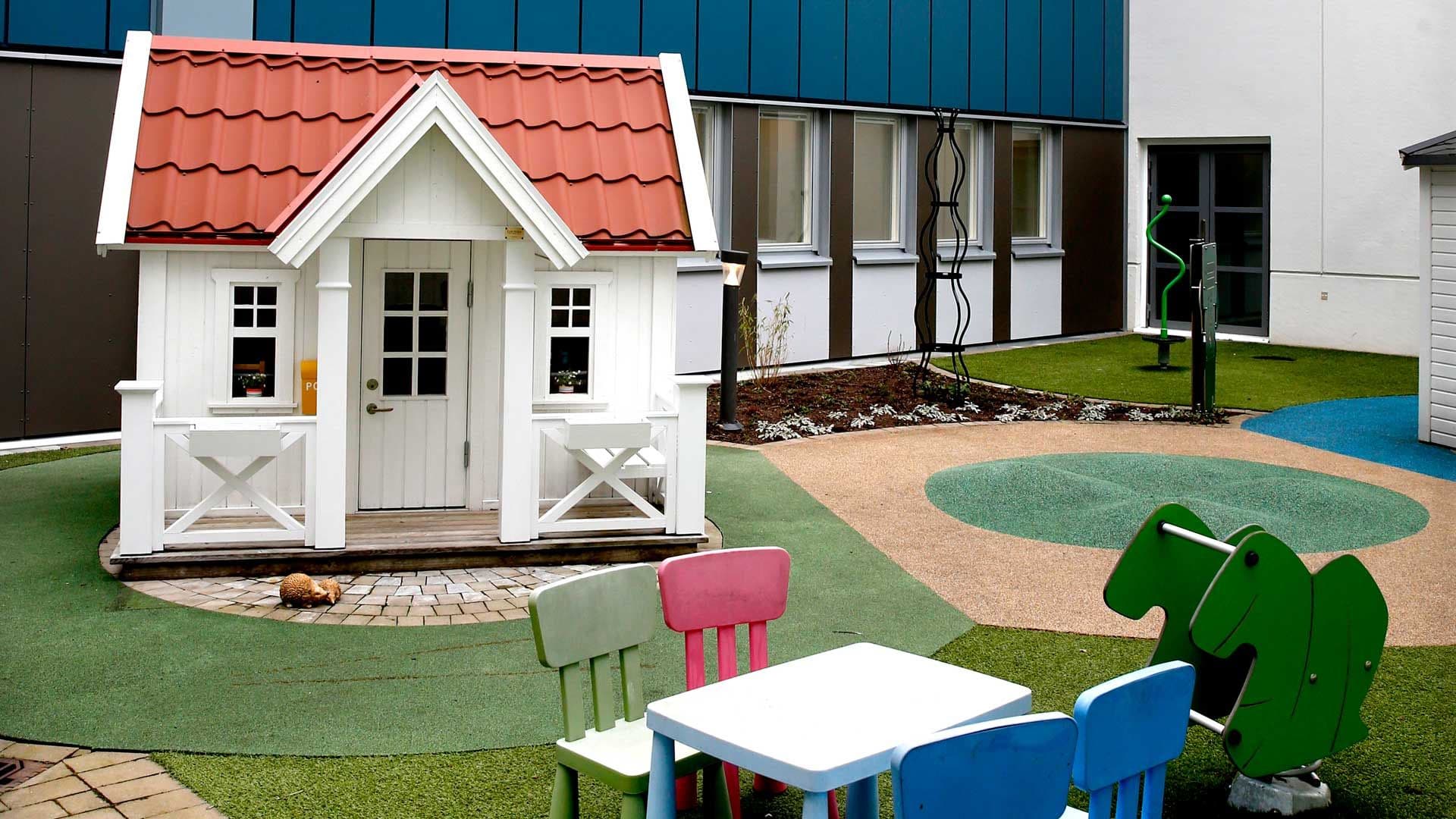 Innergård med lekplats för barn