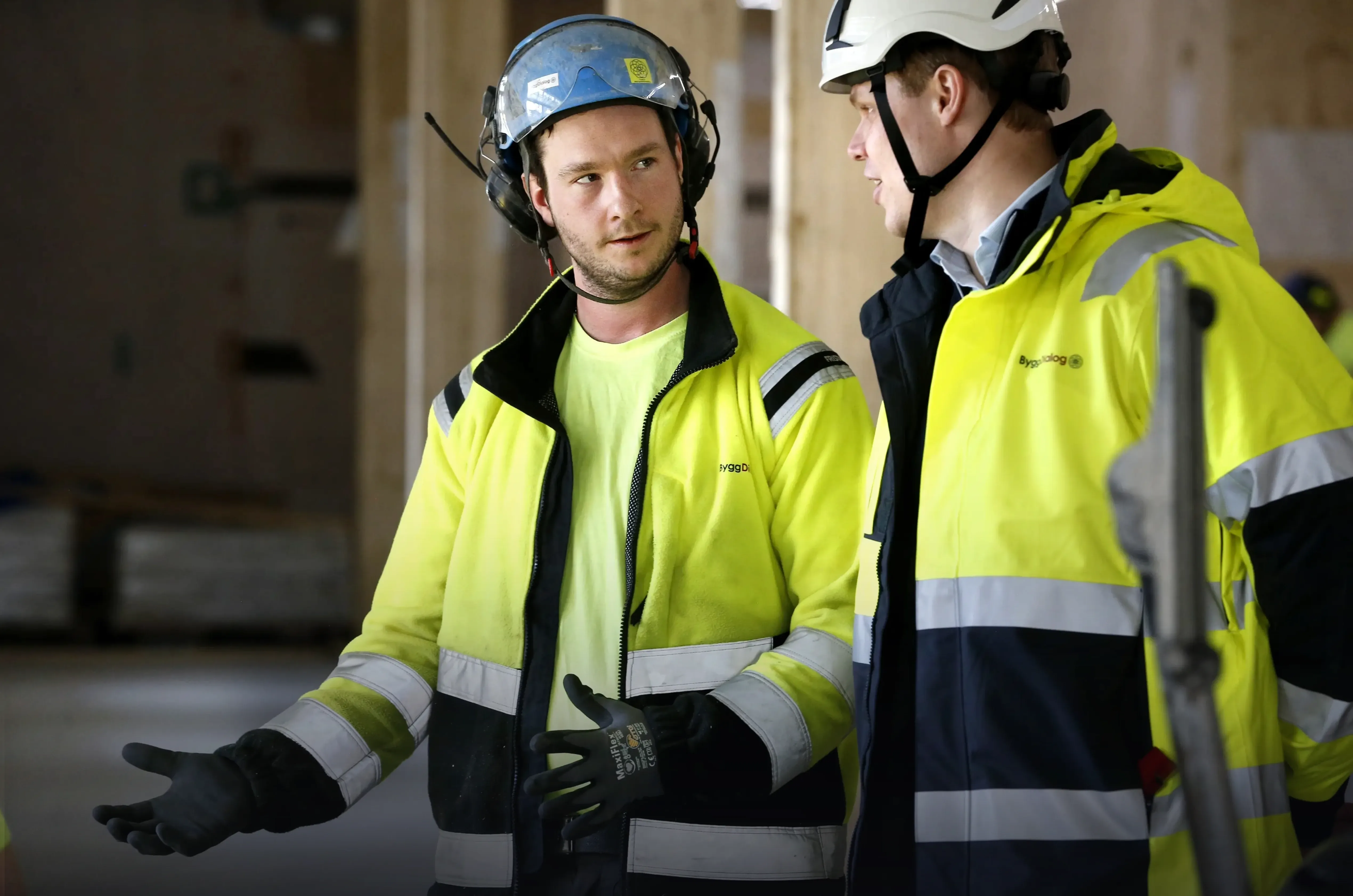 Förman och tjänsteman på bygge