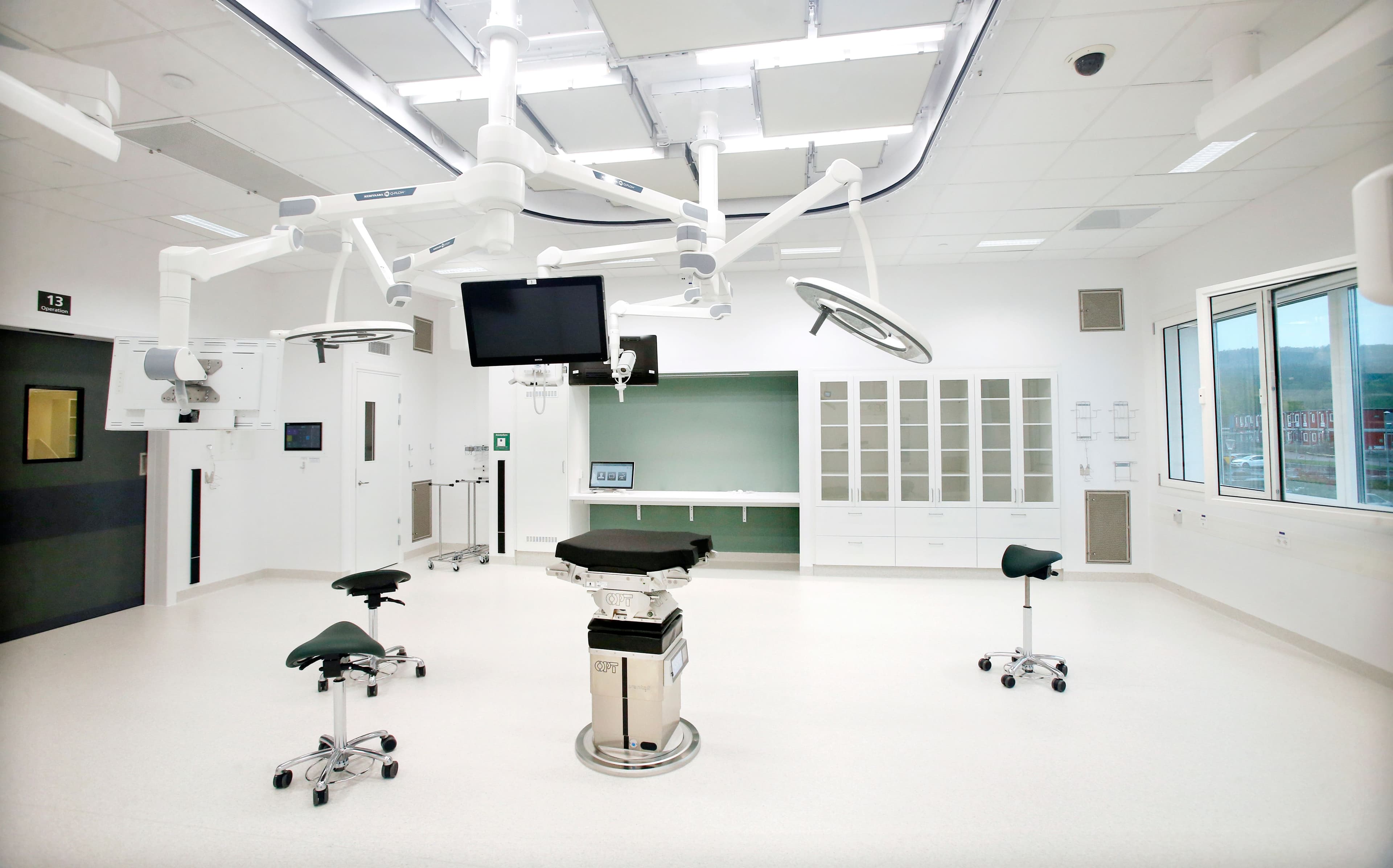Vårdsal med medicinteknisk utrustning