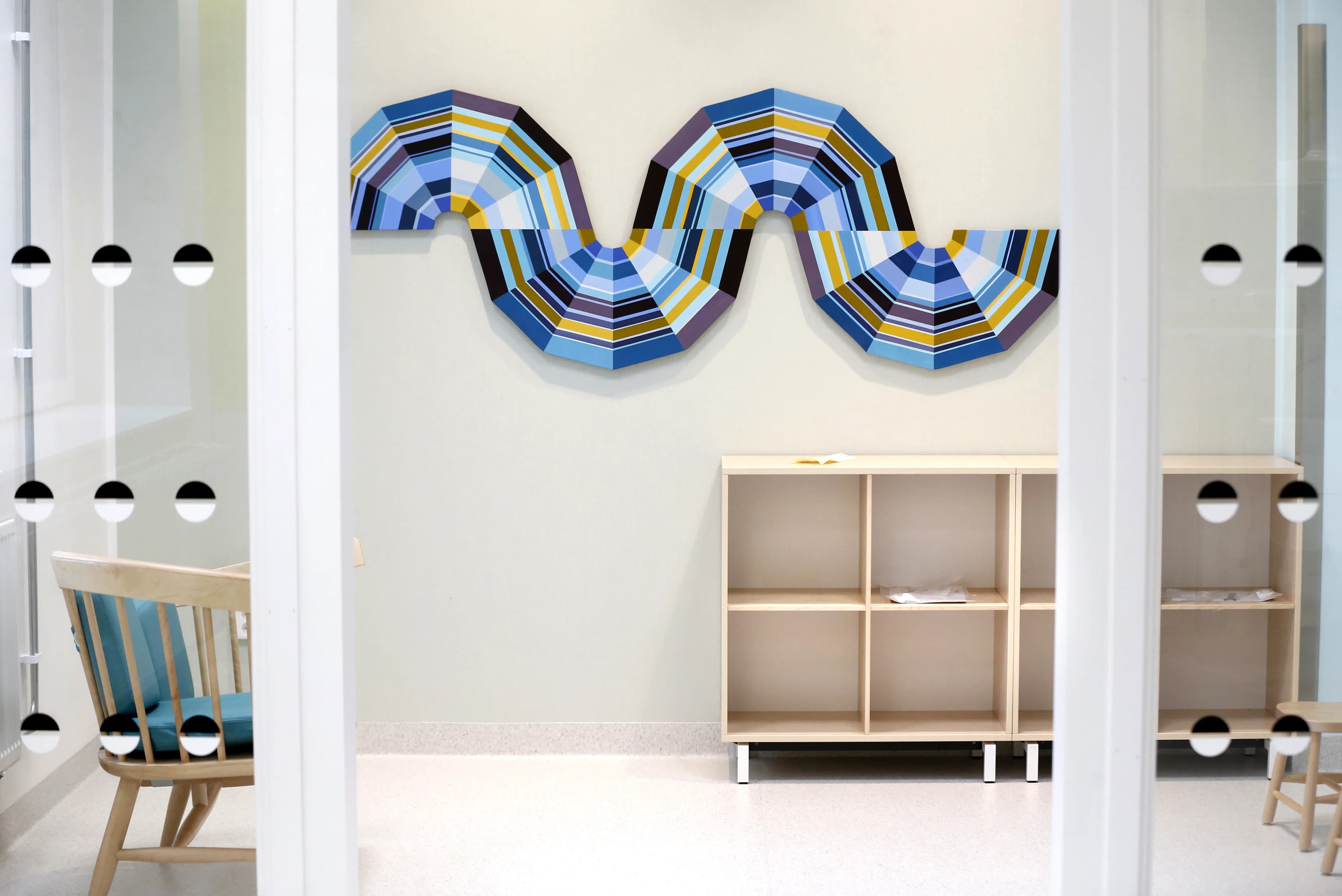 Väntrum med vågformad konst