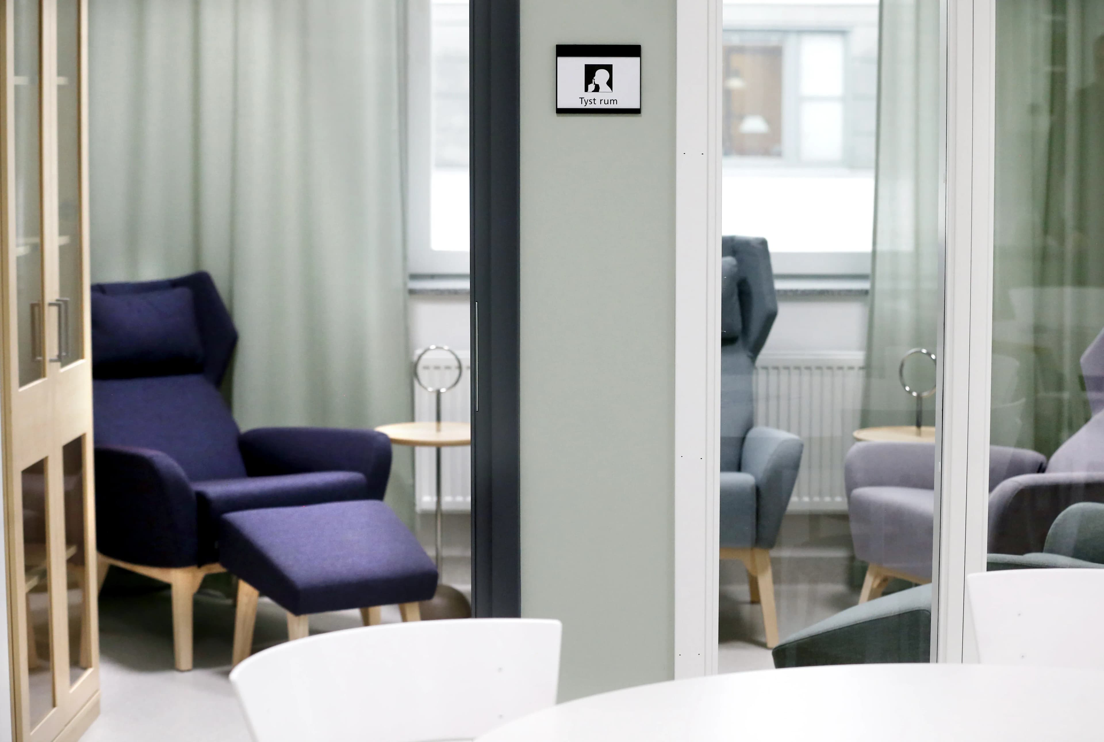 Samtalsrum med fåtöljer