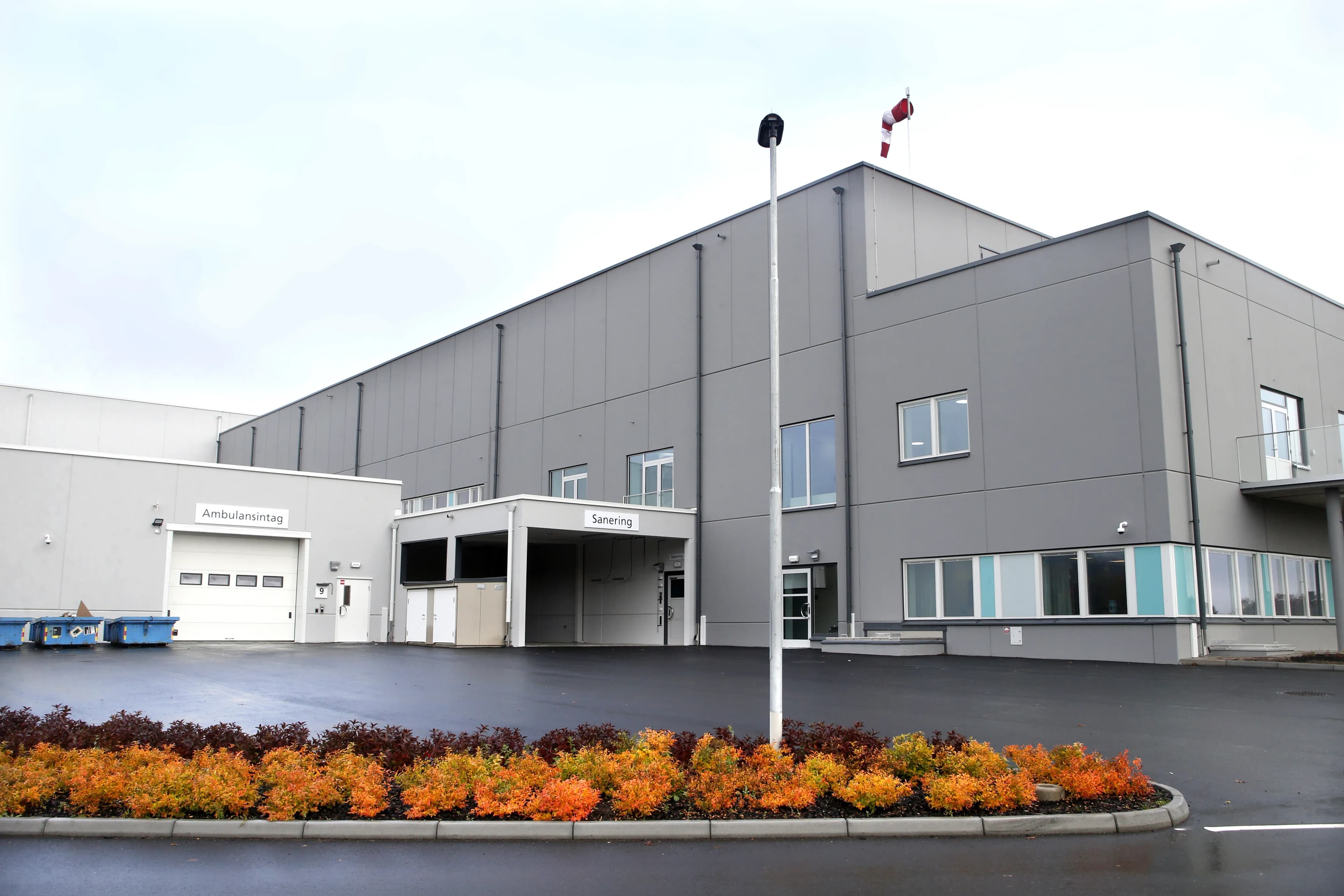 Sjukhusbyggnad med ambulansintag